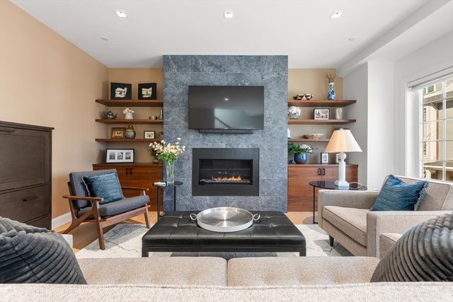 21 Crowninshield Rd 21, Brookline, MA 02446