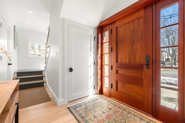 21 Crowninshield Rd 21, Brookline, MA 02446