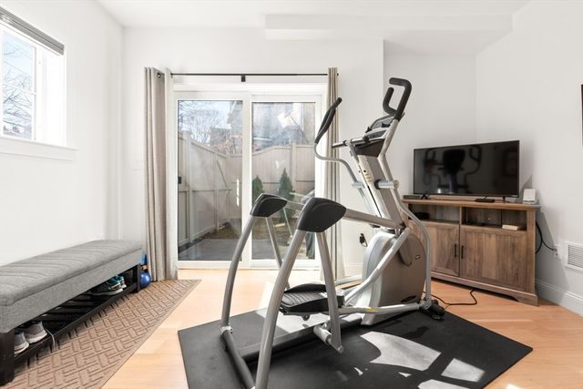 21 Crowninshield Rd 21, Brookline, MA 02446