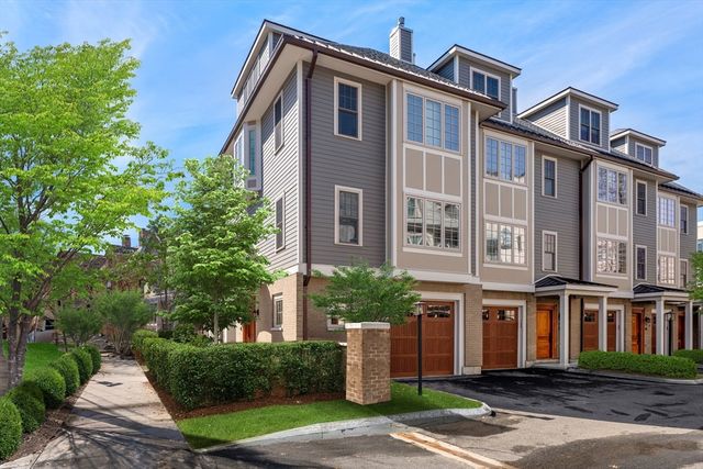 21 Crowninshield Rd 21, Brookline, MA 02446