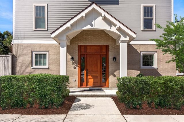 21 Crowninshield Rd 21, Brookline, MA 02446