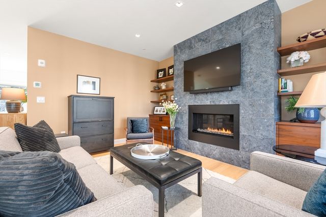 21 Crowninshield Rd 21, Brookline, MA 02446