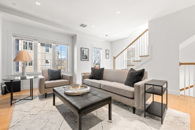 21 Crowninshield Rd 21, Brookline, MA 02446