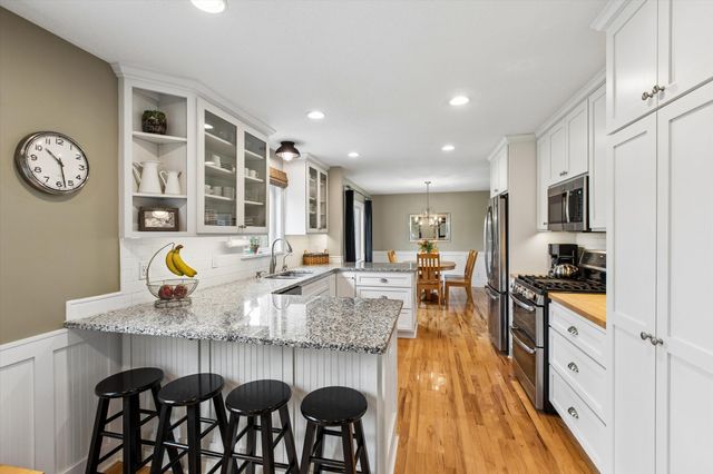 324 Hillcrest Lane, Burnsville, MN 55337