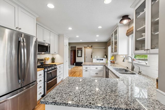 324 Hillcrest Lane, Burnsville, MN 55337