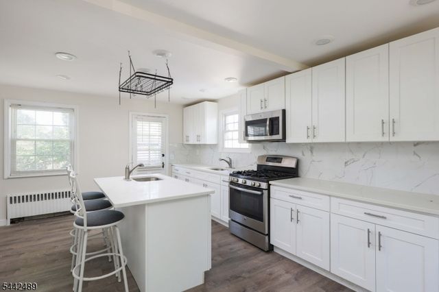 813 Miltonia St, Linden City, NJ 07036