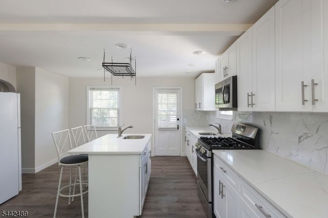 813 Miltonia St, Linden City, NJ 07036