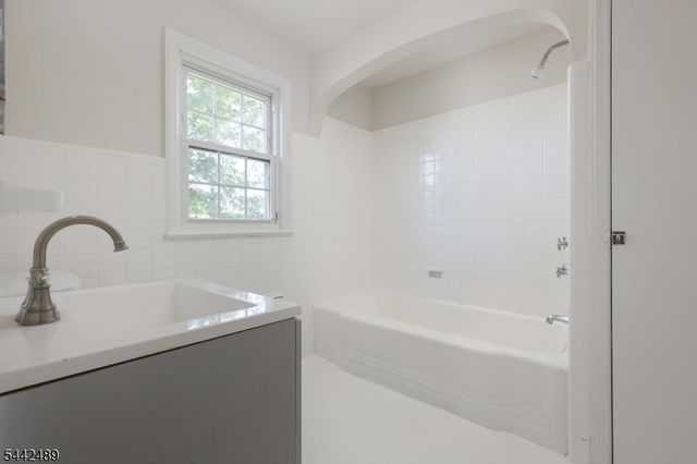 813 Miltonia St, Linden City, NJ 07036