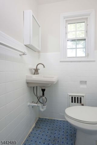 813 Miltonia St, Linden City, NJ 07036