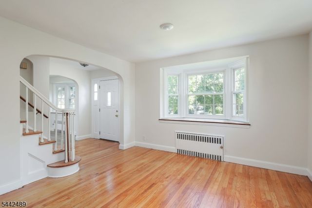 813 Miltonia St, Linden City, NJ 07036