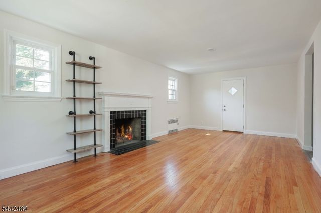 813 Miltonia St, Linden City, NJ 07036