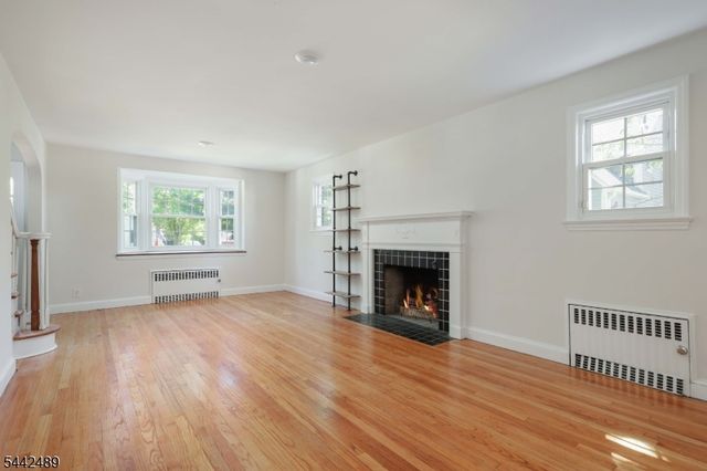 813 Miltonia St, Linden City, NJ 07036