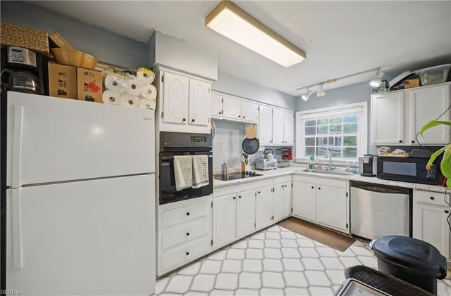 3704 Linnet LN, Portsmouth, VA 23703