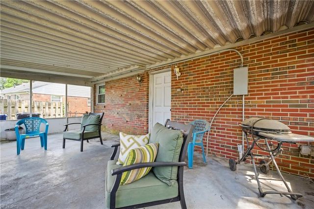 3704 Linnet LN, Portsmouth, VA 23703