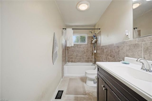 3704 Linnet LN, Portsmouth, VA 23703