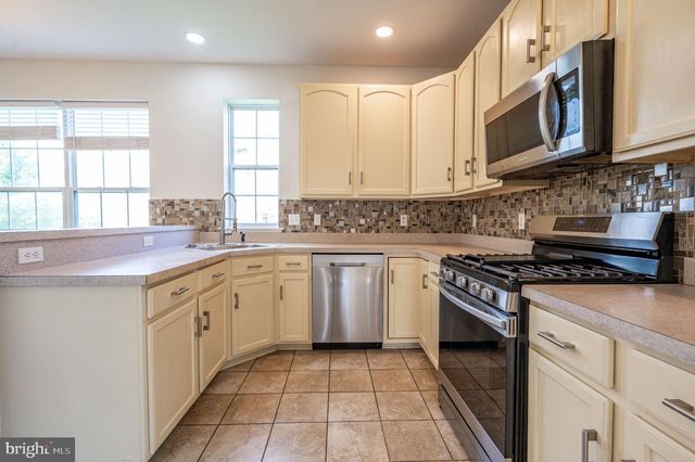 1035 JERVIN DR, Allentown, PA 18104