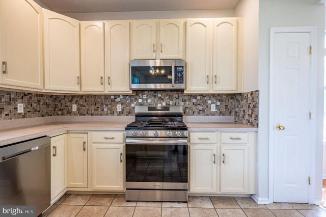 1035 JERVIN DR, Allentown, PA 18104