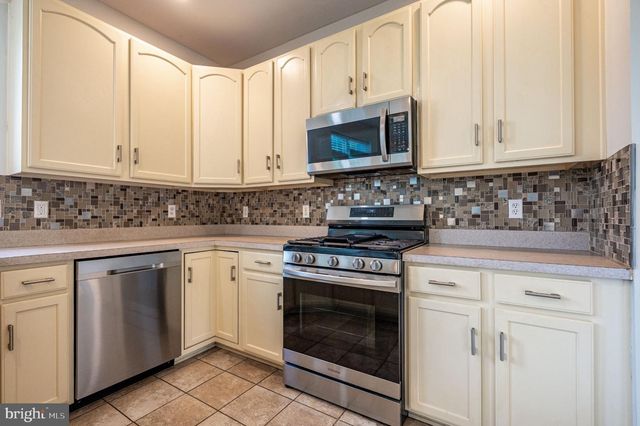 1035 JERVIN DR, Allentown, PA 18104