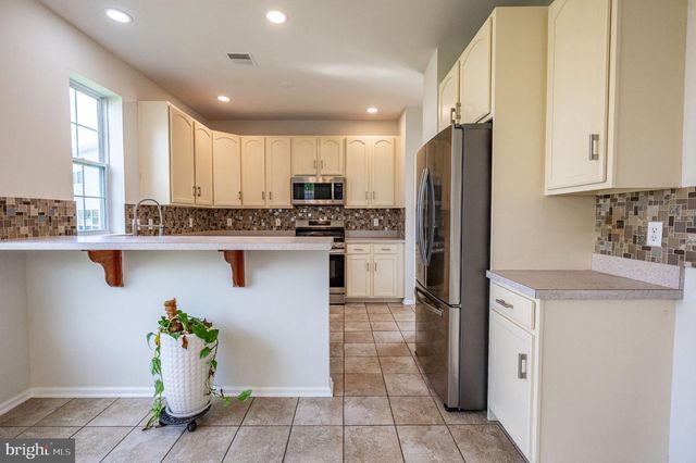 1035 JERVIN DR, Allentown, PA 18104