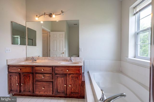 1035 JERVIN DR, Allentown, PA 18104