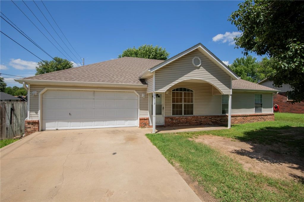 215 N Broyles Street, Farmington, AR 72730