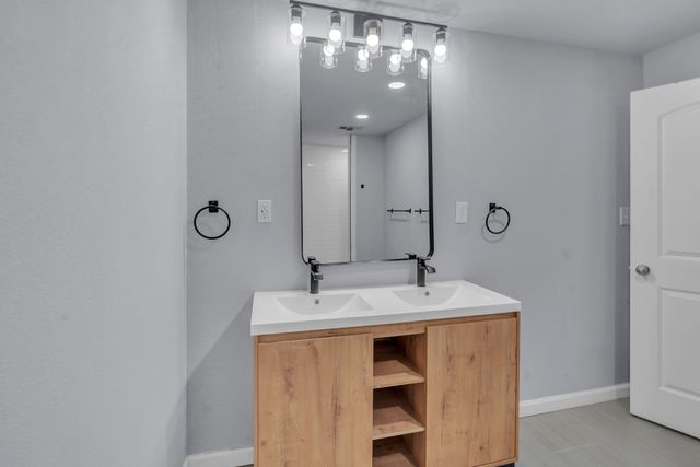 2933 S Hills Avenue, Fort Worth, TX 76109
