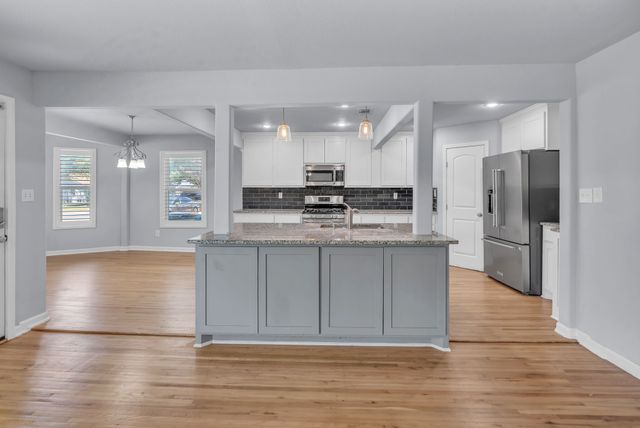 2933 S Hills Avenue, Fort Worth, TX 76109