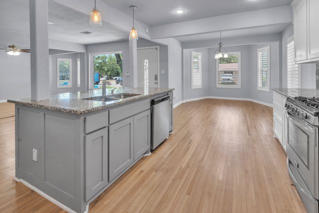 2933 S Hills Avenue, Fort Worth, TX 76109