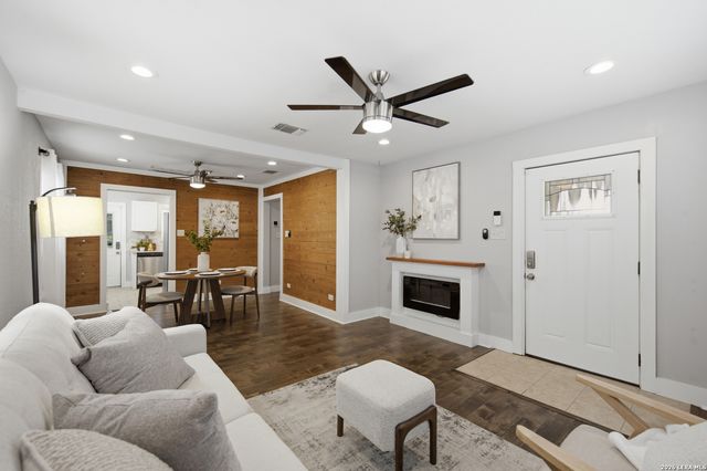 221 E FRENCH PL, San Antonio, TX 78212