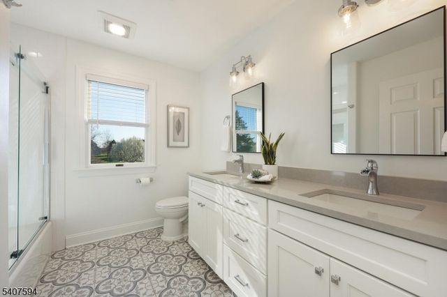 82 Oxford Pl, Hillsborough Twp., NJ 08844
