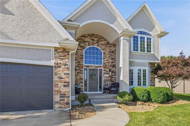 1625 NE Shadow Valley Drive, Lee's Summit, MO 64064