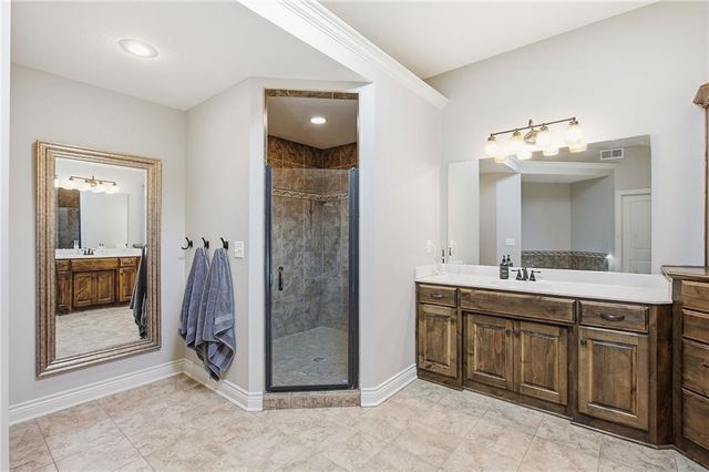 1625 NE Shadow Valley Drive, Lee's Summit, MO 64064