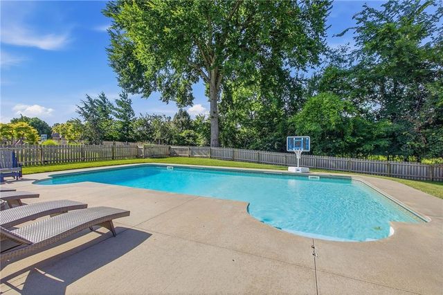 1625 NE Shadow Valley Drive, Lee's Summit, MO 64064