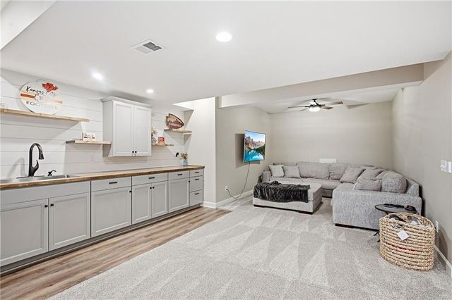 1625 NE Shadow Valley Drive, Lee's Summit, MO 64064