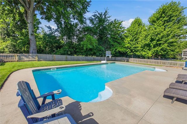 1625 NE Shadow Valley Drive, Lee's Summit, MO 64064