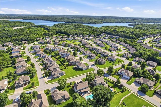 1625 NE Shadow Valley Drive, Lee's Summit, MO 64064