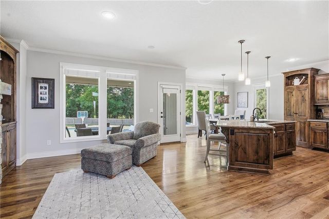1625 NE Shadow Valley Drive, Lee's Summit, MO 64064