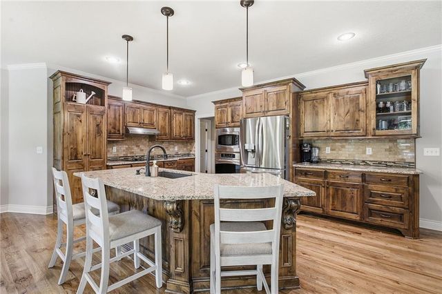 1625 NE Shadow Valley Drive, Lee's Summit, MO 64064