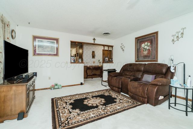 206 N CROSBY Avenue, Tulia, TX 79088