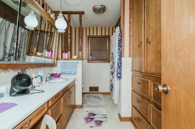 206 N CROSBY Avenue, Tulia, TX 79088