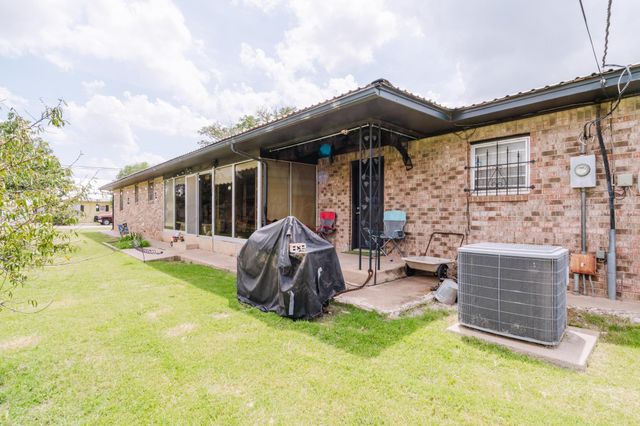 206 N CROSBY Avenue, Tulia, TX 79088