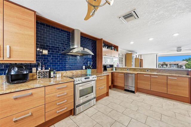 801 Palm Trl 10, Delray Beach, FL 33483