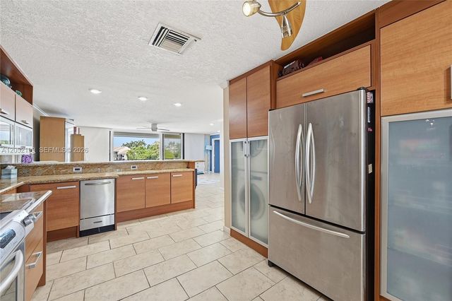 801 Palm Trl 10, Delray Beach, FL 33483