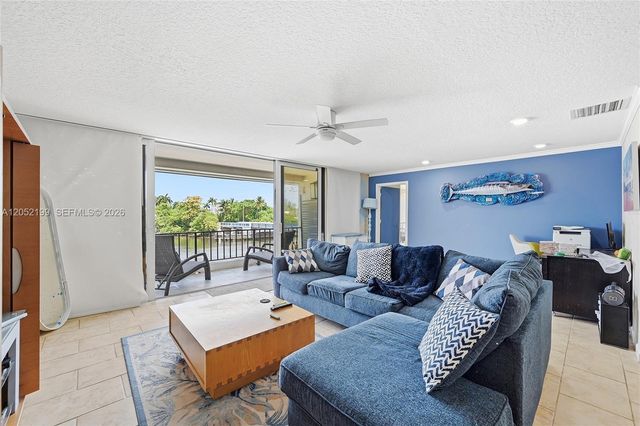 801 Palm Trl 10, Delray Beach, FL 33483