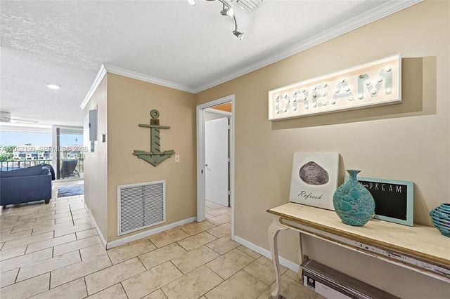 801 Palm Trl 10, Delray Beach, FL 33483