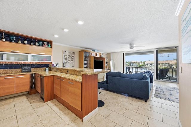 801 Palm Trl 10, Delray Beach, FL 33483