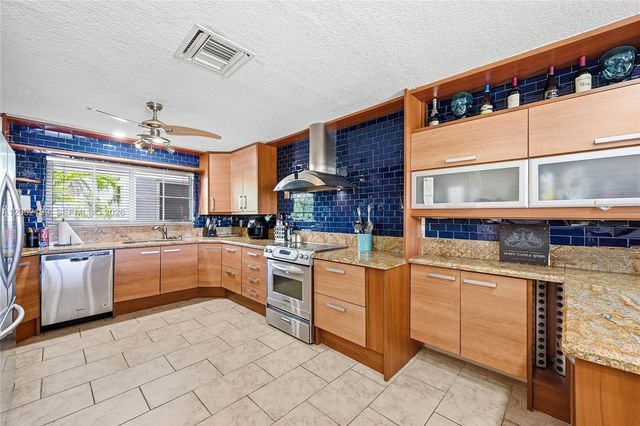 801 Palm Trl 10, Delray Beach, FL 33483