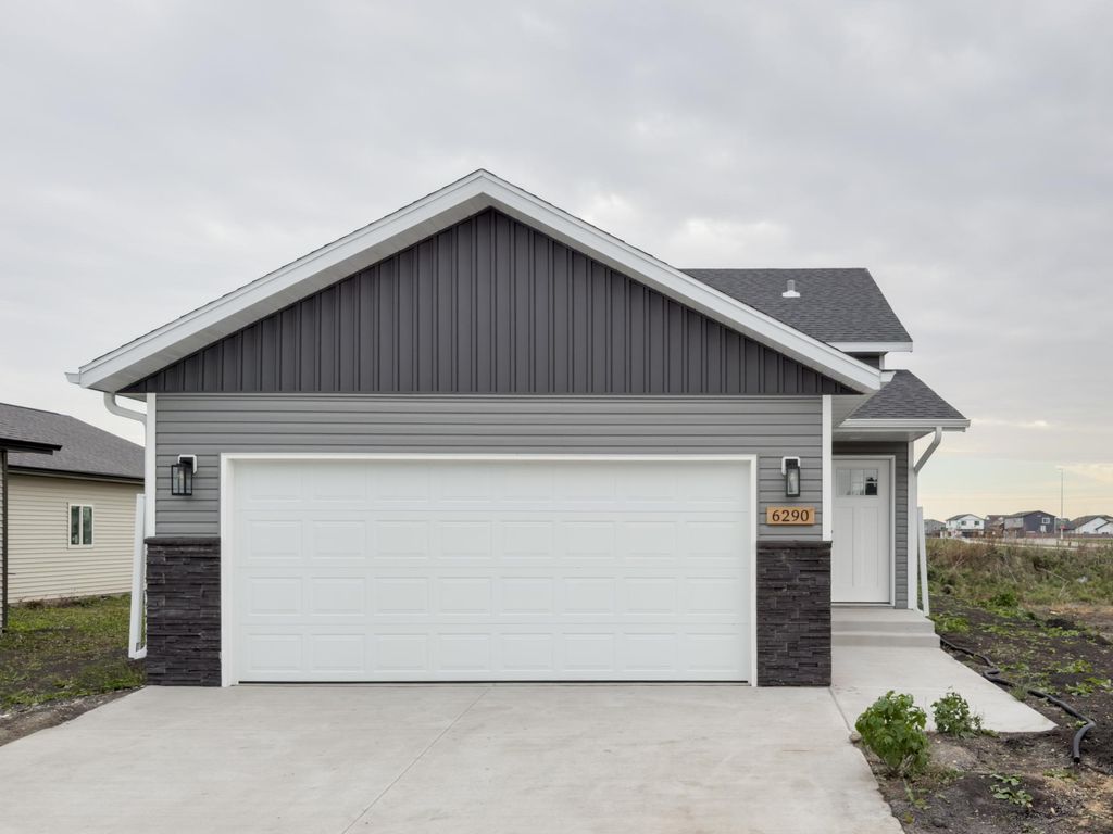 6290 87th Avenue S, Horace, ND 58047