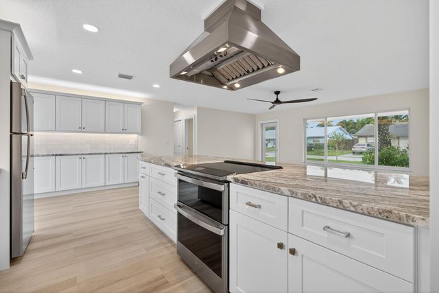 8776 SE Sandy Lane, Hobe Sound, FL 33455