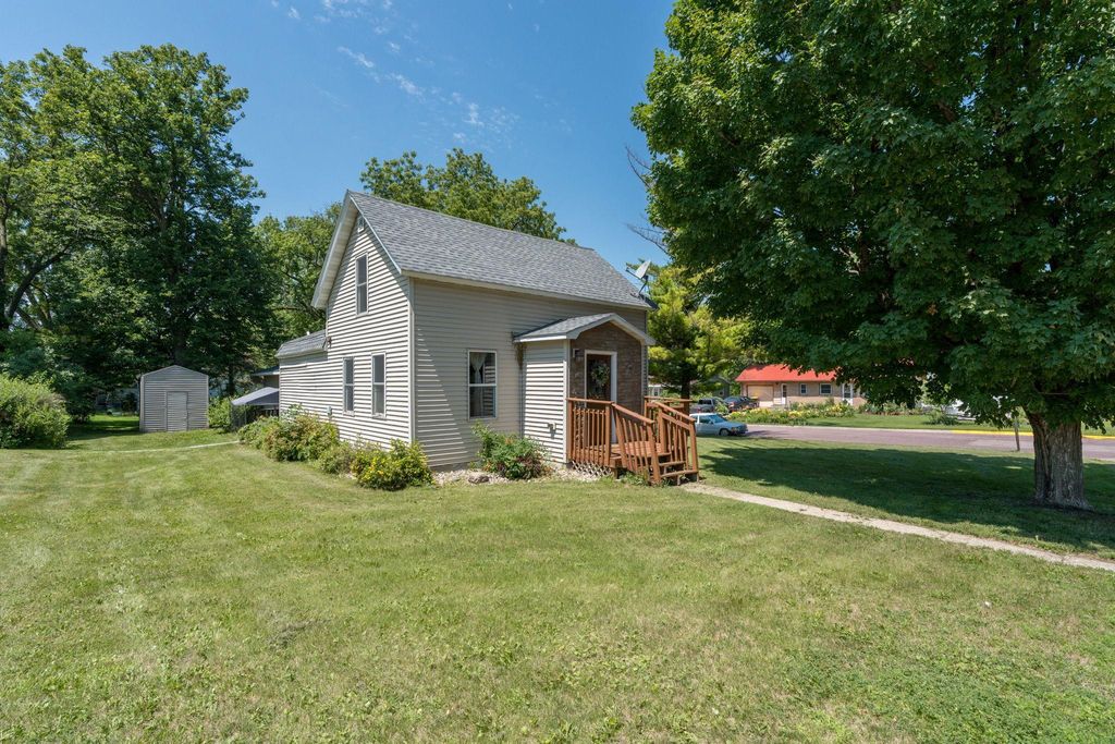 415 8th Street N, Mountain Lake, MN 56159